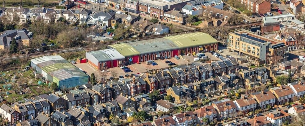 Heathlands Clos, Twickenham to rent - Building Photo - Image 1 of 3