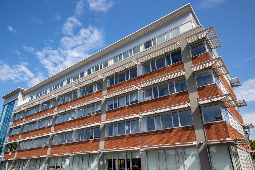 Station Way, Crawley for rent - Interior Photo - Image 3 of 17