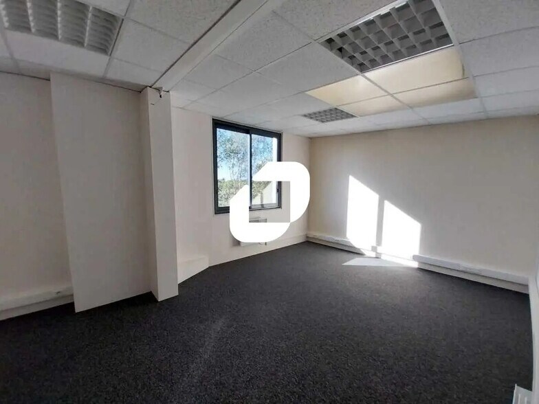 Light Industrial in Rambouillet to rent - Building Photo - Image 2 of 8