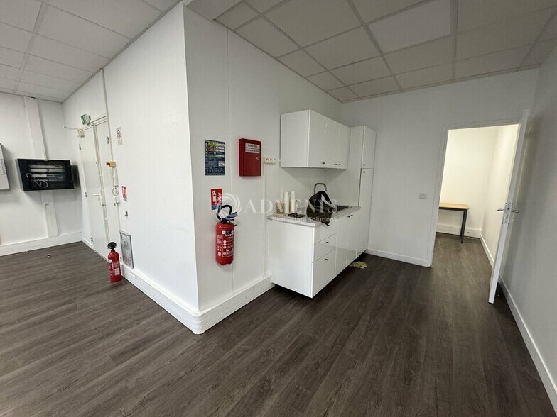 Office in Tremblay-en-France to rent - Interior Photo - Image 2 of 8