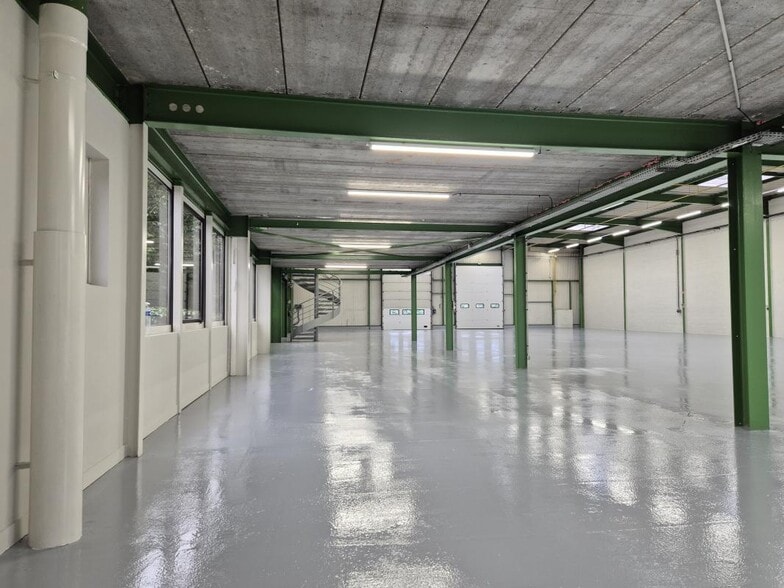 Industrial in Saint-Thibault-des-Vignes to rent - Building Photo - Image 3 of 16