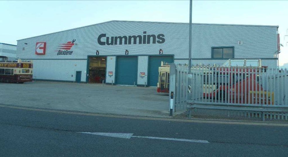 The Ridgeway, Iver for sale - Primary Photo - Image 1 of 1