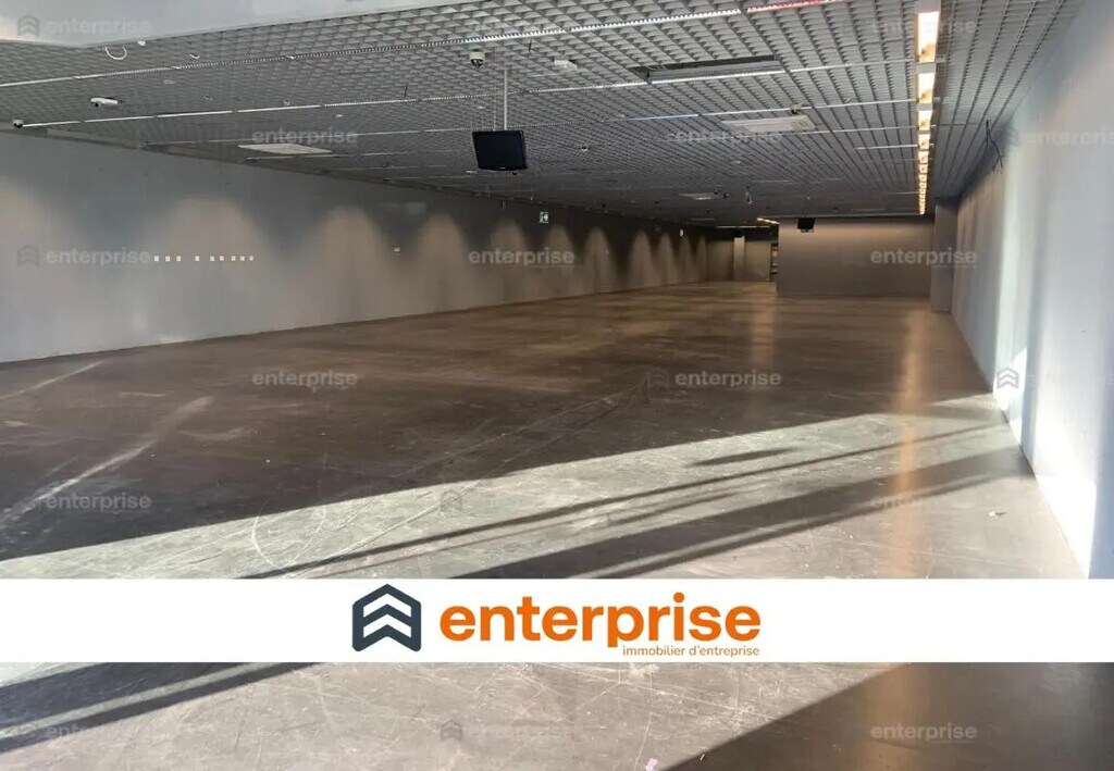 Location Commerce 725 m² - Photo 1