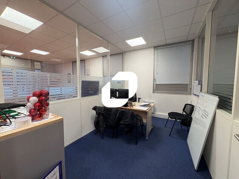 Office in Montigny-le-Bretonneux to rent Interior Photo- Image 1 of 9