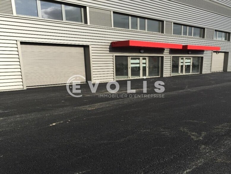 Light Industrial in Villeneuve-la-Garenne to rent - Building Photo - Image 2 of 12