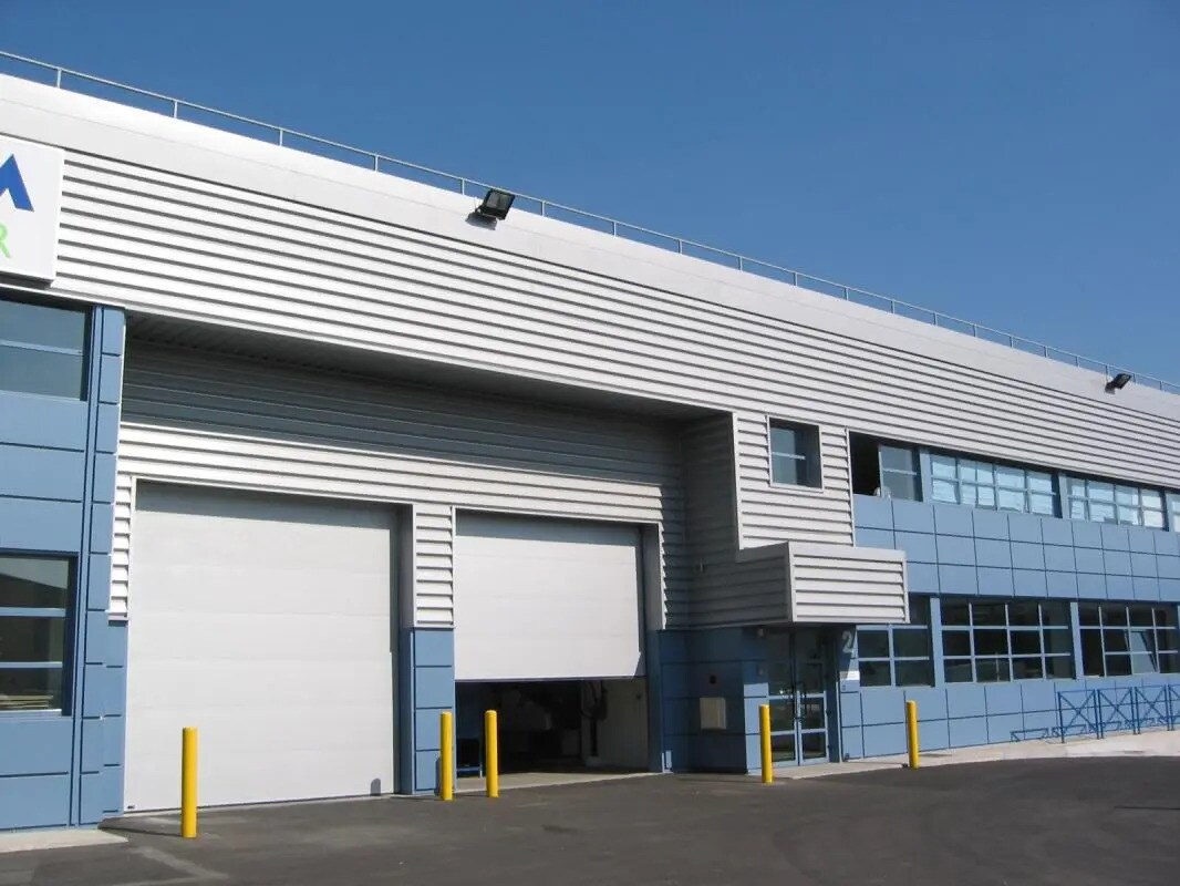 Light Industrial in La Courneuve to rent Primary Photo- Image 1 of 5