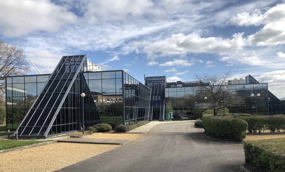 First Ave, Swindon to rent - Building Photo - Image 2 of 4