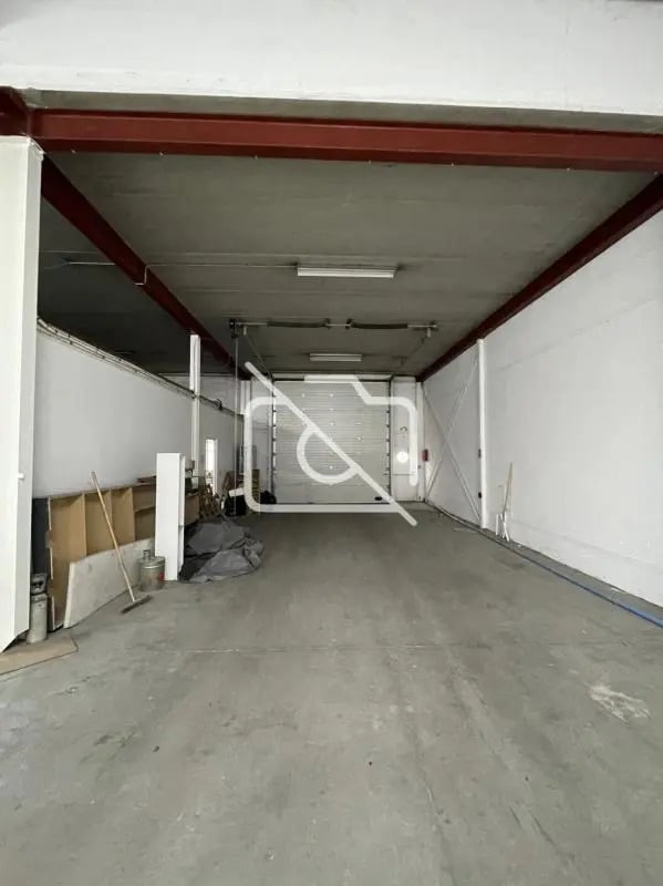 Location Entrepôt 592 m² - Photo 1