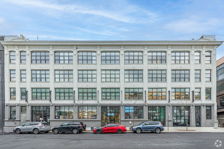 47-16 Austell Pl, Long Island City, NY for rent - Primary Photo - Image 1 of 9