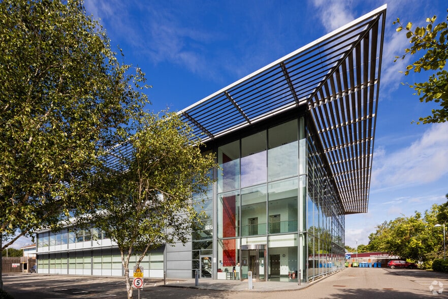 Norreys Dr, Maidenhead to rent - Building Photo - Image 2 of 10