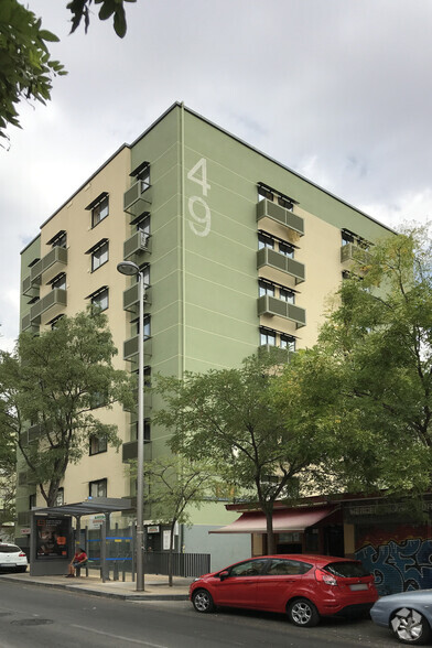 Calle Manojo de Rosas, 49, Madrid, Madrid for rent - Building Photo - Image 2 of 2