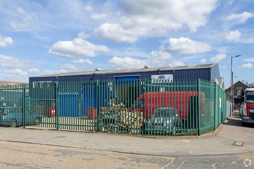 Manchester Way, Dagenham to rent - Building Photo - Image 2 of 2
