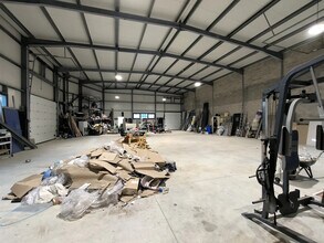 Light Industrial in Saint-Leu-la-Forêt to rent Interior Photo- Image 1 of 5