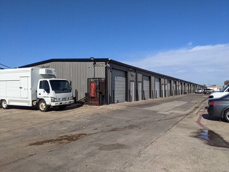 2453 Glenda Ln, Dallas, TX to rent - Building Photo - Image 2 of 9