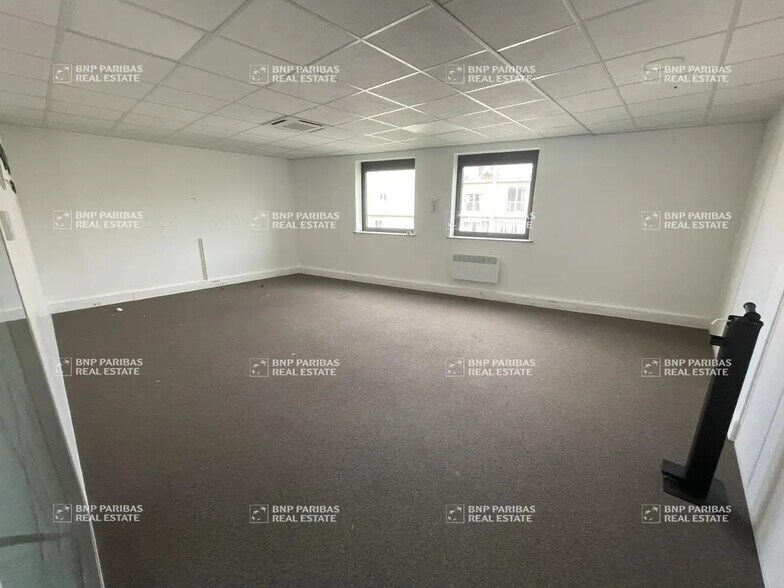 Office in Lognes to rent - Interior Photo - Image 2 of 9