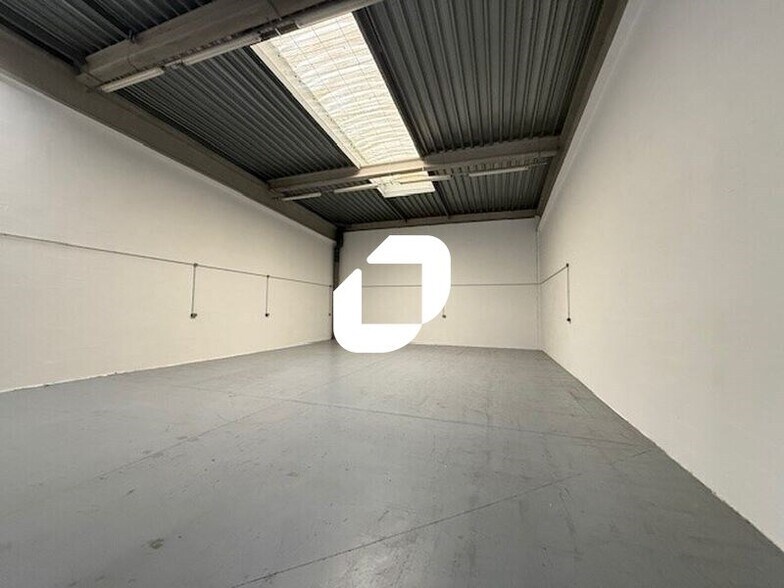 Light Industrial in Chambly to rent - Interior Photo - Image 2 of 6