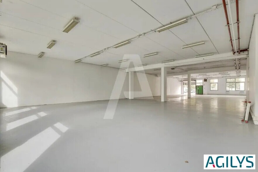 Light Industrial in Les Ulis to rent - Building Photo - Image 2 of 6