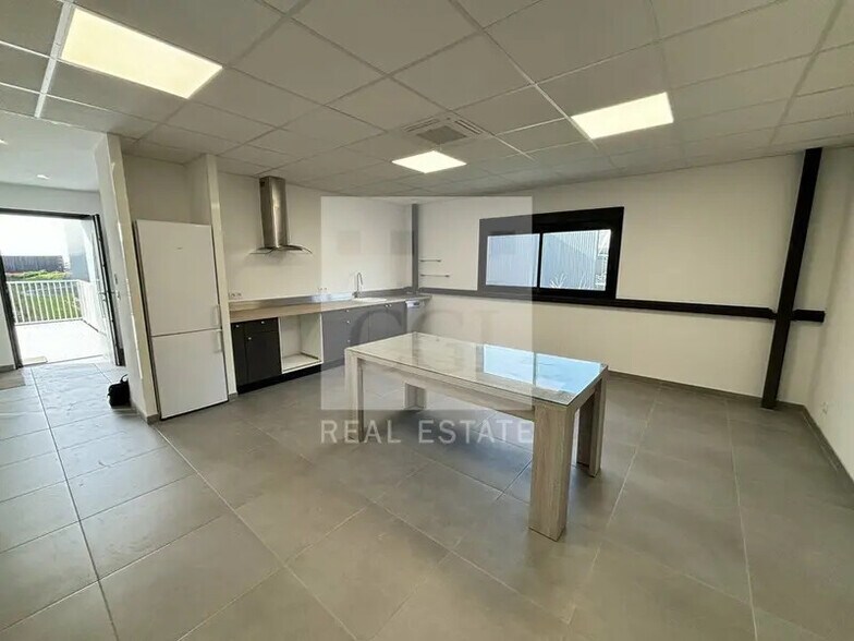 28 Rue Des Freres Lumiere, Saint-Bonnet-de-Mure to rent - Interior Photo - Image 3 of 9
