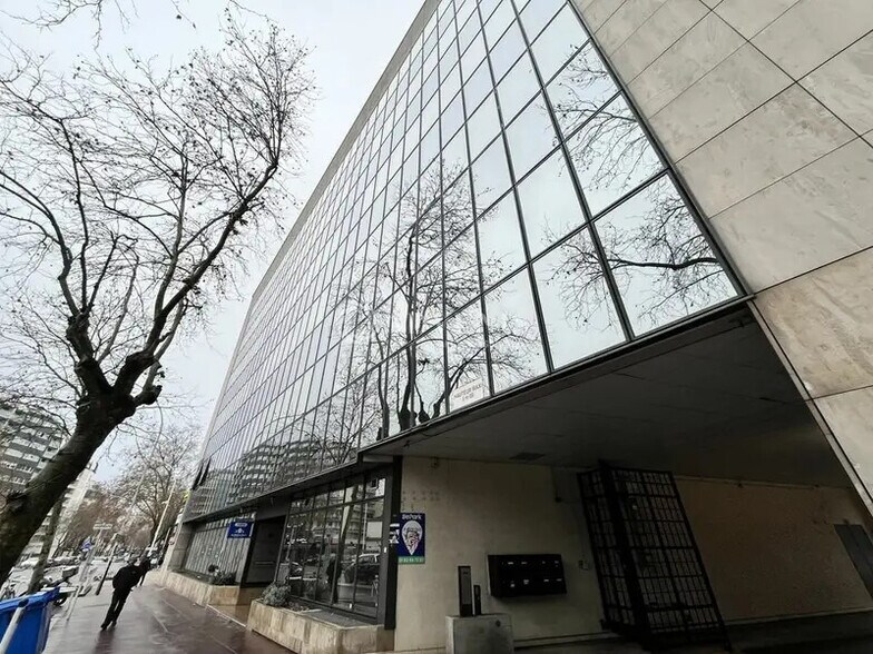 Office in Montrouge to rent - Building Photo - Image 3 of 7