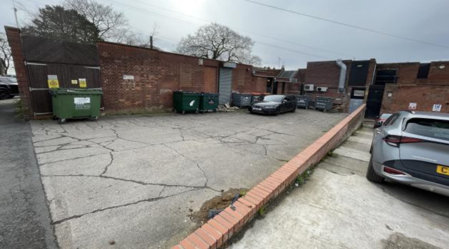 5-7 Rodgers Ln, Alfreton to rent Building Photo- Image 1 of 5