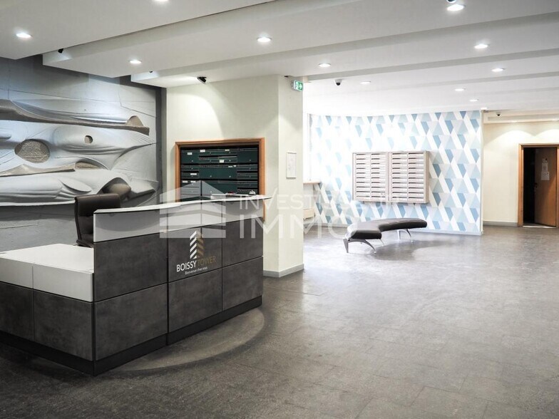 Office in Boissy Saint Leger to rent - Building Photo - Image 3 of 7