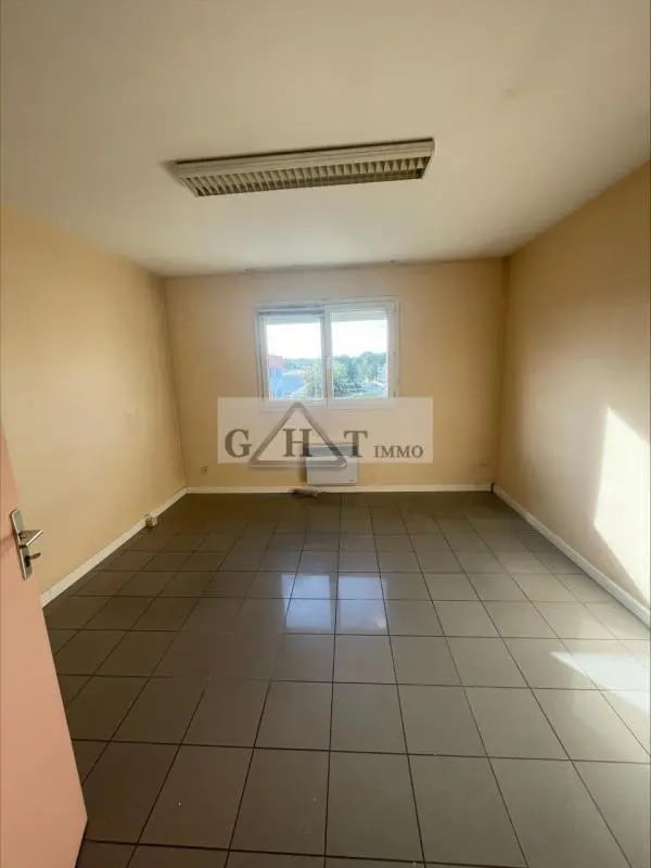 Office in Courtry to rent Interior Photo- Image 1 of 4