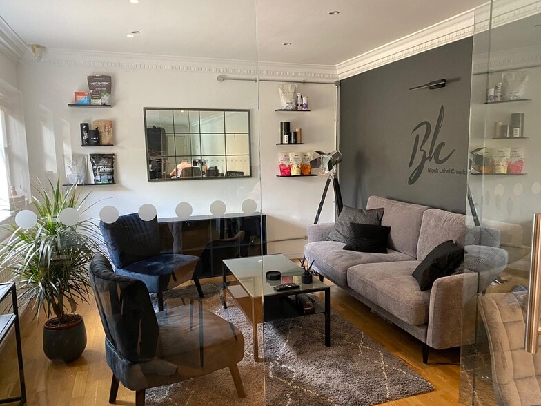 79A High St, Esher to rent - Interior Photo - Image 2 of 13