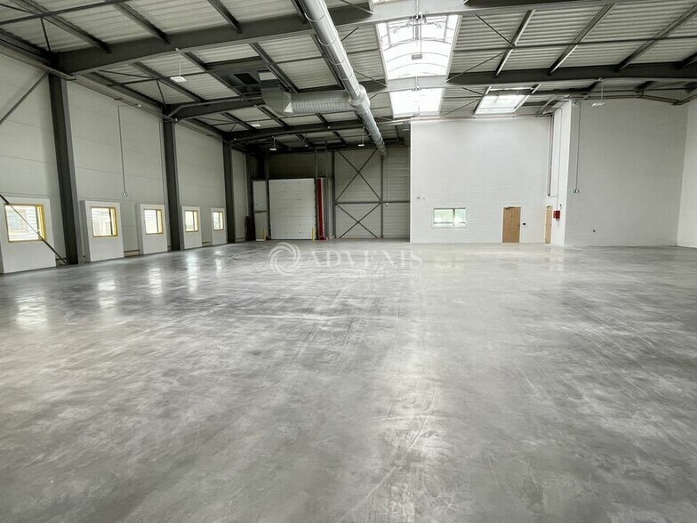 Light Industrial in Le Mesnil Amelot to rent - Building Photo - Image 2 of 7