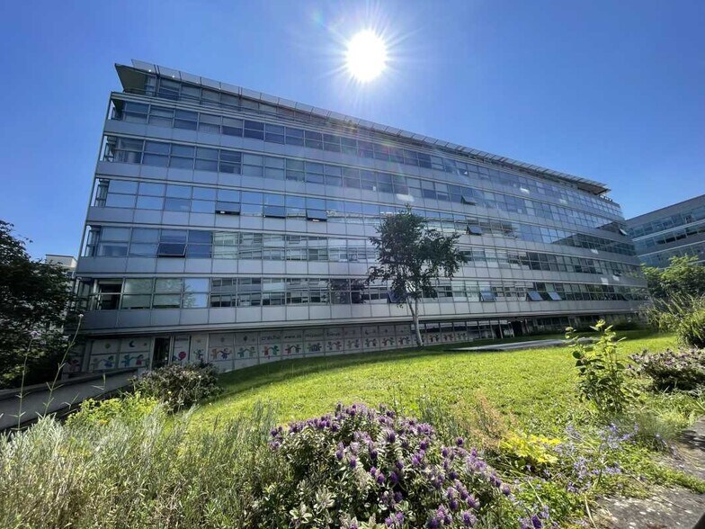 Office in Pantin to rent - Building Photo - Image 1 of 17