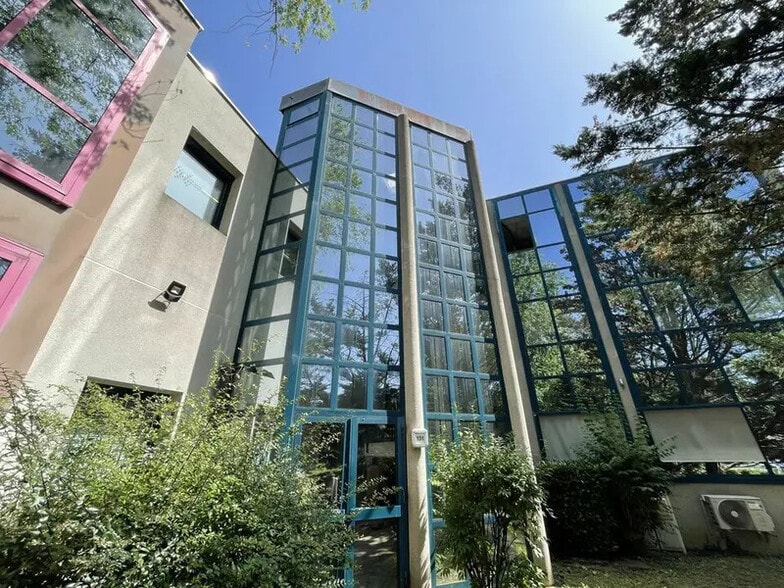 151 Route De Vourles, Saint-Genis-Laval to rent - Building Photo - Image 1 of 12