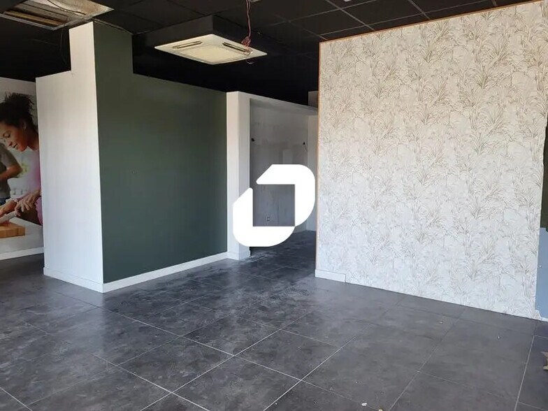 Retail in Mérignac to rent - Interior Photo - Image 2 of 8