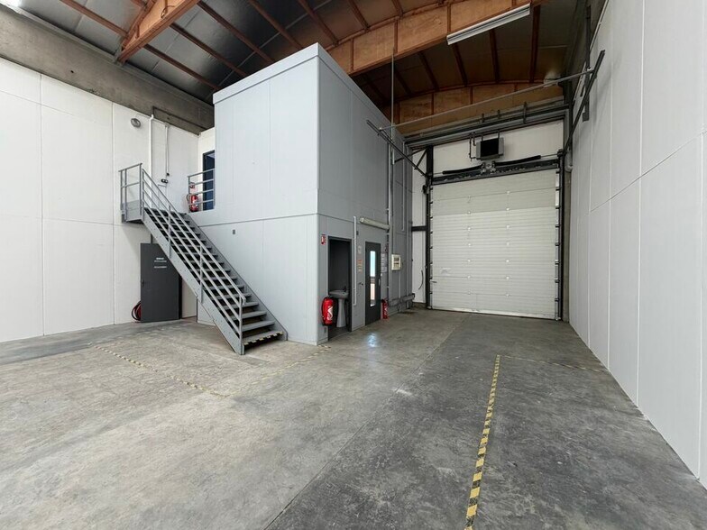 Light Industrial in Dardilly to rent - Interior Photo - Image 2 of 6