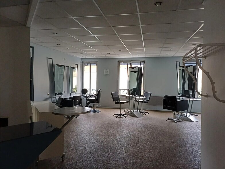 17 Avenue Charles De Gaulle, Bordeaux to rent - Building Photo - Image 2 of 5