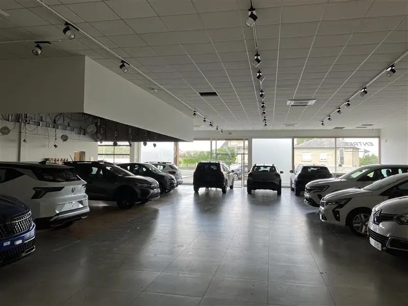 Location Commerce 1 200 m² - Photo 1