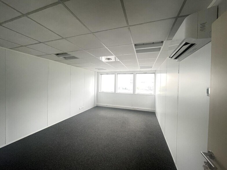 Office in Courbevoie to rent - Building Photo - Image 3 of 16