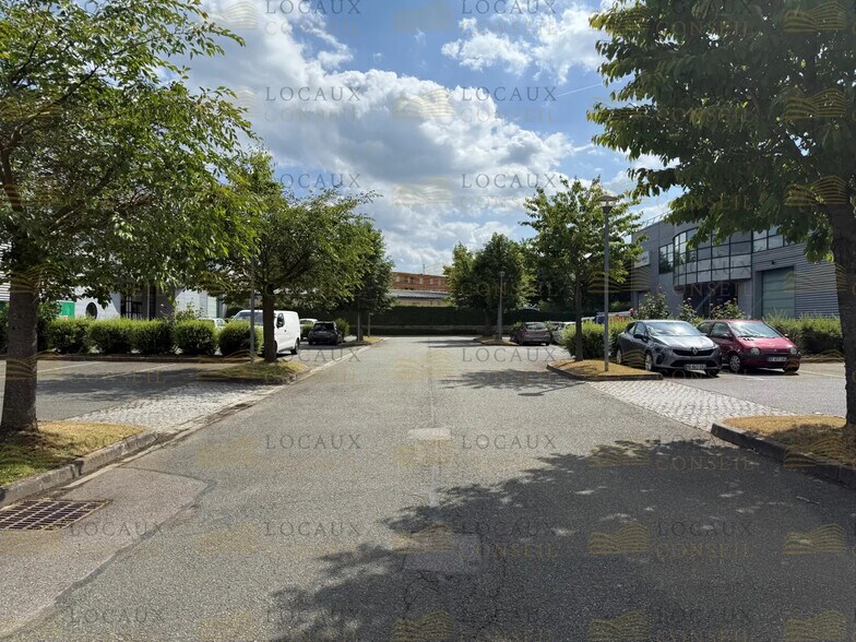 Light Industrial in Élancourt to rent - Building Photo - Image 3 of 9