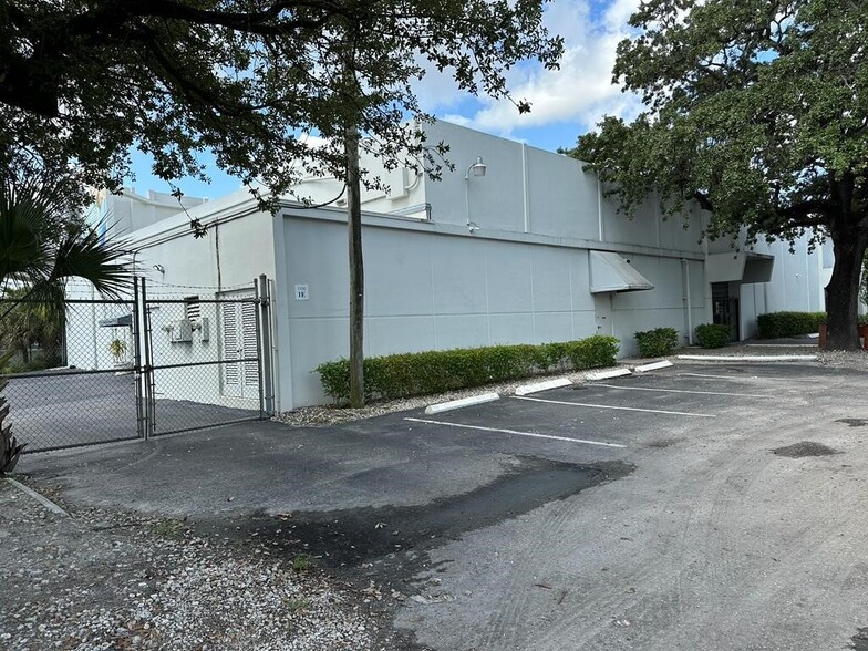 3300 NW 41st St, Miami, FL for rent - Building Photo - Image 3 of 8