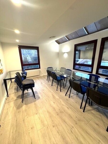 Office in Champagne-au-Mont-d'Or to rent - Interior Photo - Image 2 of 6