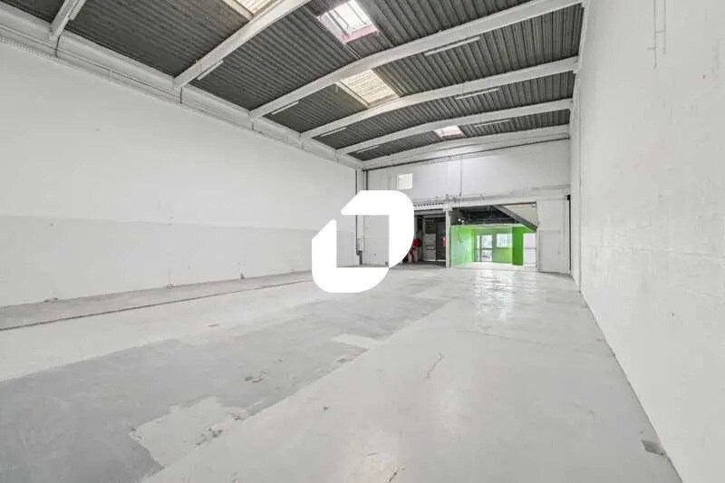 Light Industrial in Bondoufle to rent Interior Photo- Image 1 of 15