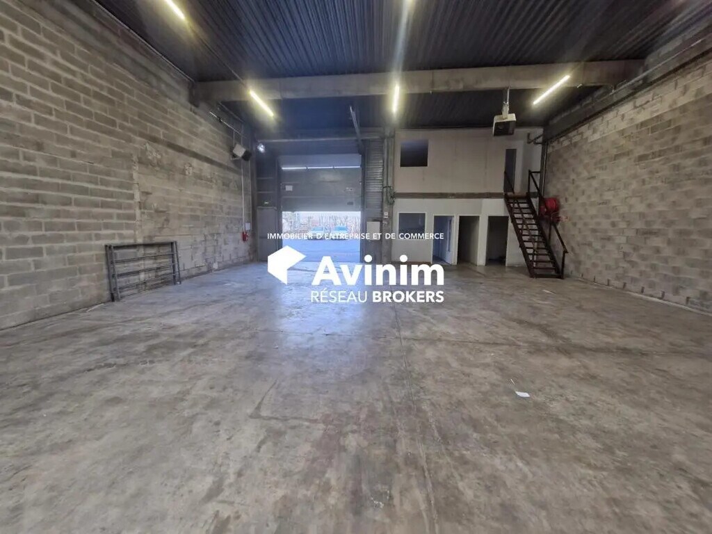 Location Entrepôt 379 m² - Photo 1