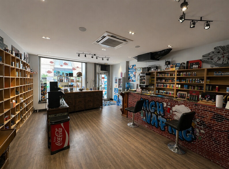 Retail in Paris to rent - Building Photo - Image 2 of 4