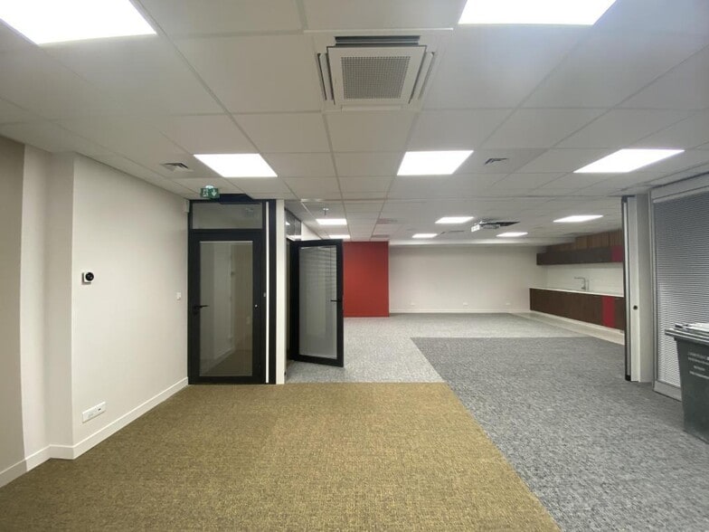 Build-to-Rent in Paris for sale - Building Photo - Image 3 of 7