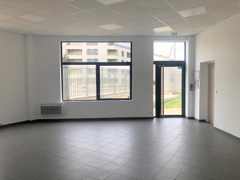6 Boulevard Georges Marie Guynemer, SAINT CYR L ECOLE to rent - Interior Photo - Image 2 of 10
