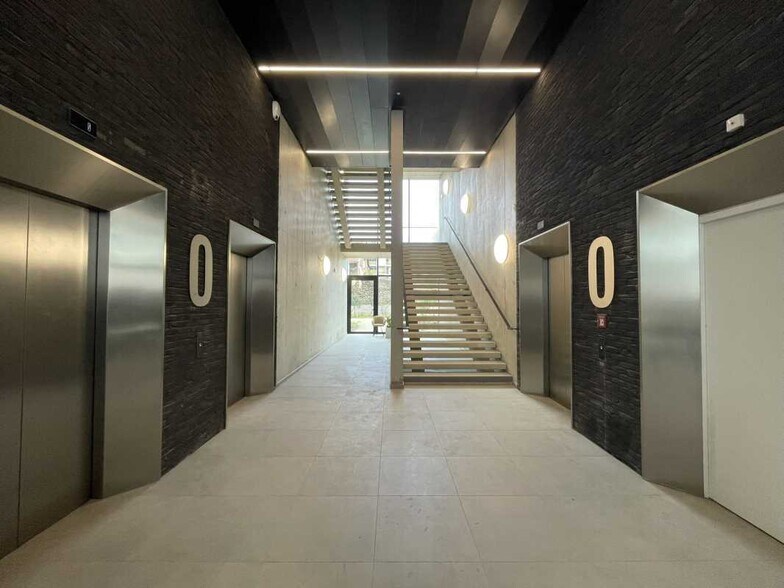 Retail in Ivry-sur-Seine to rent - Lobby - Image 3 of 10