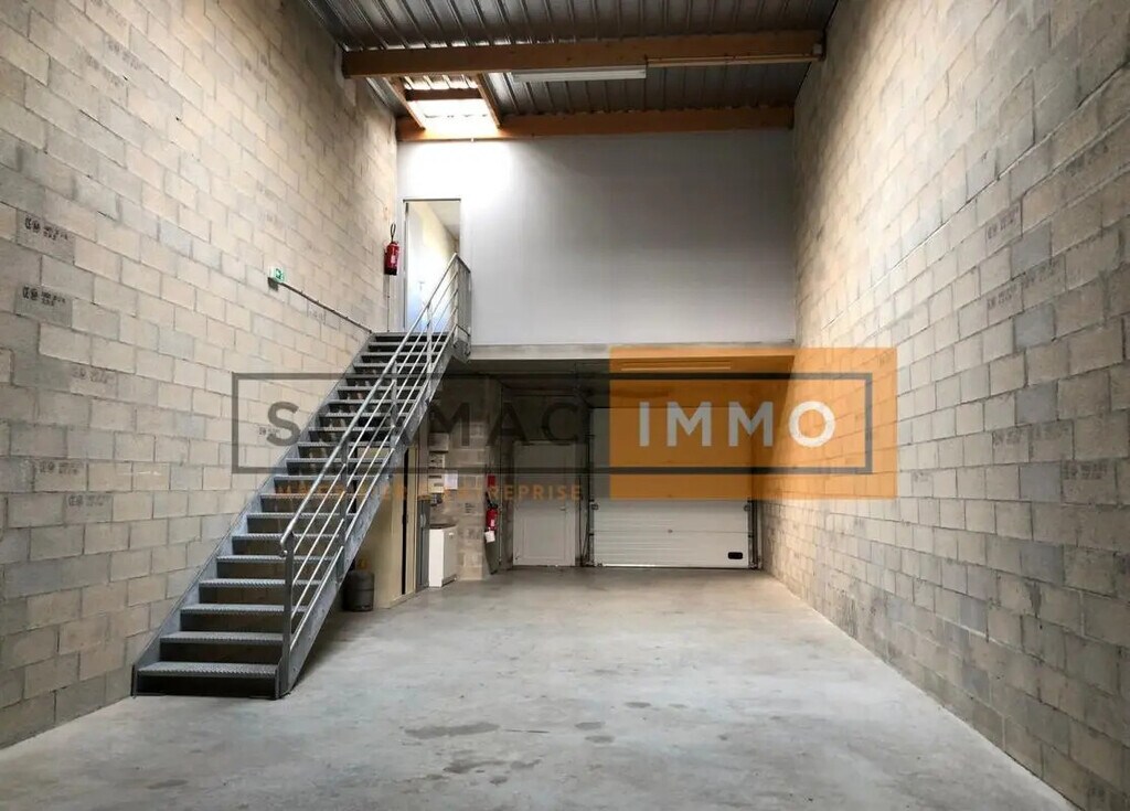 Location Entrepôt 118 m² - Photo 1