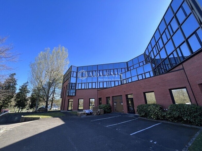 1214 Rue Du Fort De Saint-Cyr, Montigny-le-Bretonneux to rent - Building Photo - Image 2 of 5