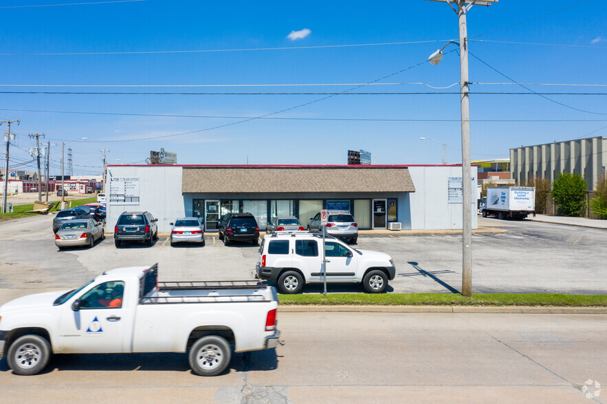 7739-7743 E 38th St, Tulsa, OK for rent - Building Photo - Image 2 of 3