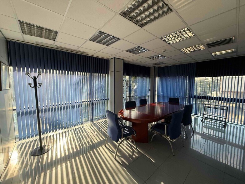 Industrial in Madrid, Madrid to rent - Building Photo - Image 2 of 2