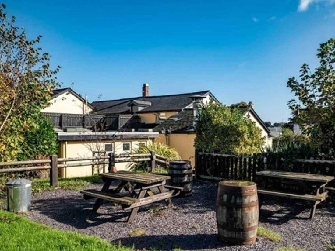 534 School Ln, Pontypool to rent Building Photo- Image 1 of 10