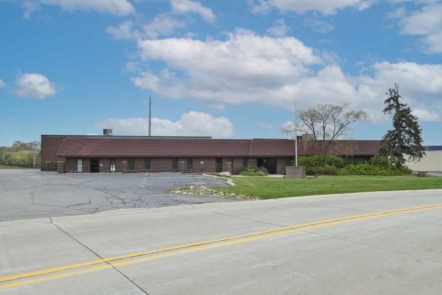 23847 Industrial Park Dr, Farmington Hills, MI for sale - Building Photo - Image 2 of 8